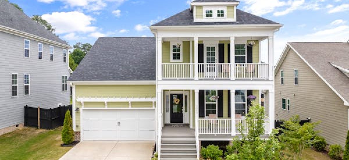 free-photo-of-house-with-a-garage-in-the-suburbs